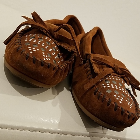 Minnetonka Moccasins slippers Brown w/Silver Embellishments - Picture 3 of 8